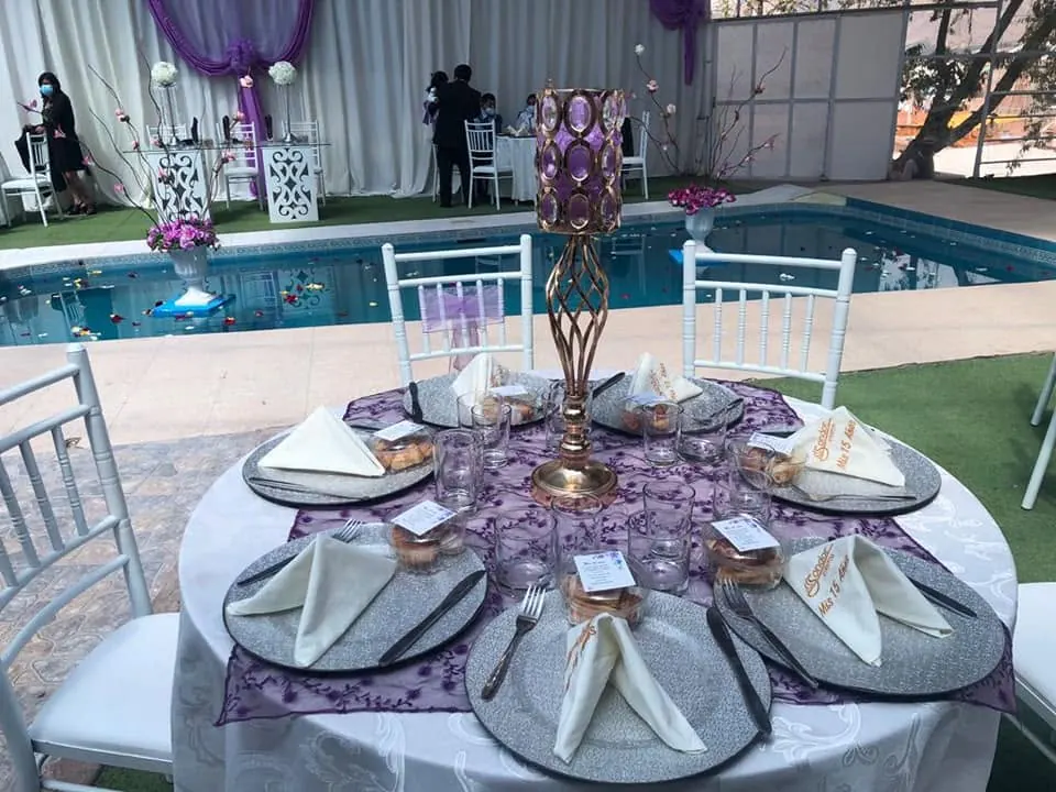 Mesa servida junto a la piscina