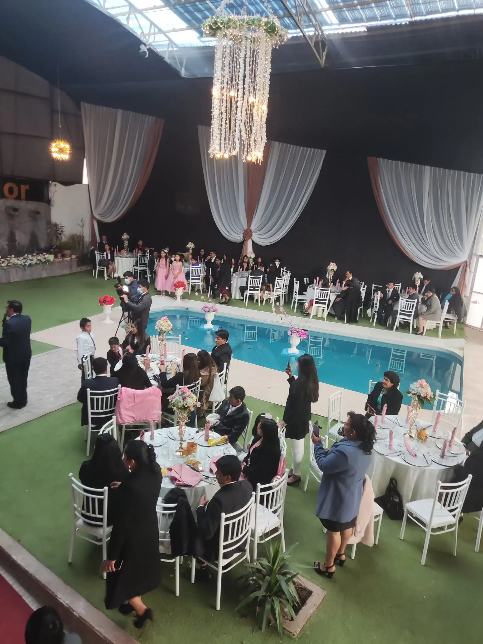 Salón de Recepción con piscina e invitados