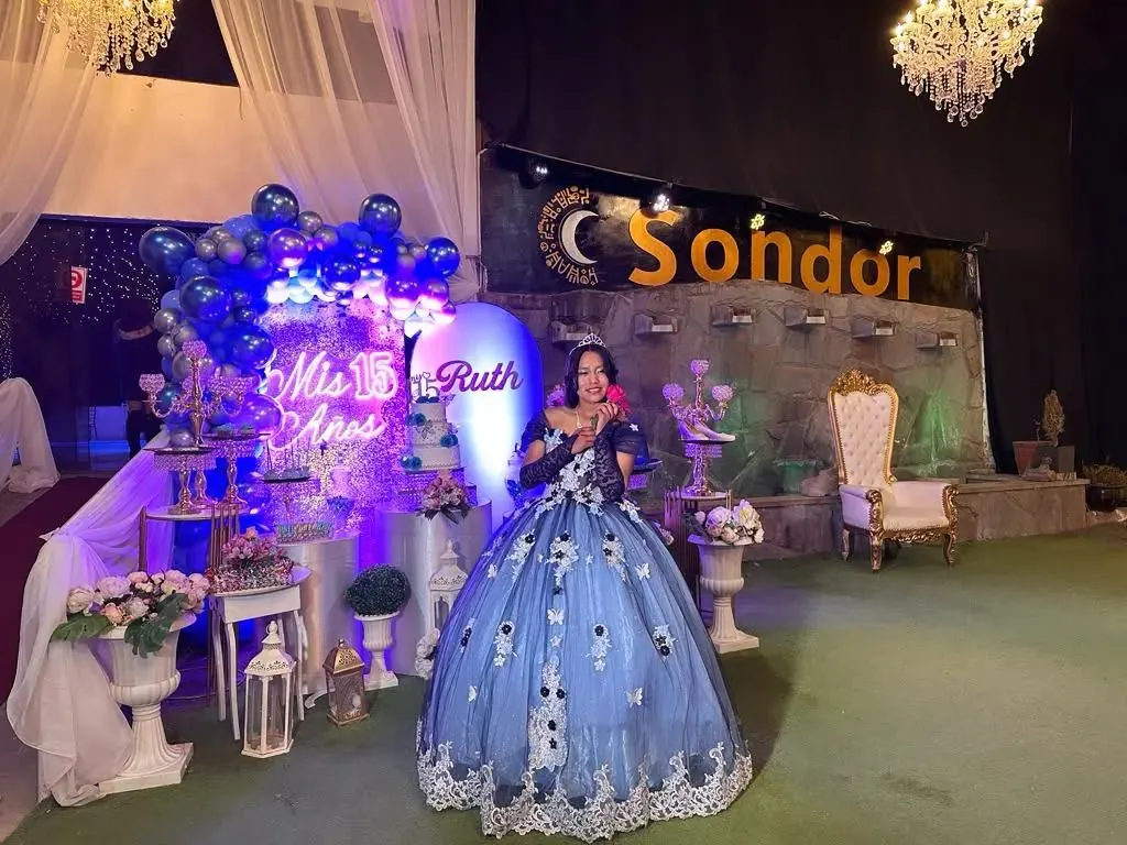Quinceañera con vestido azul